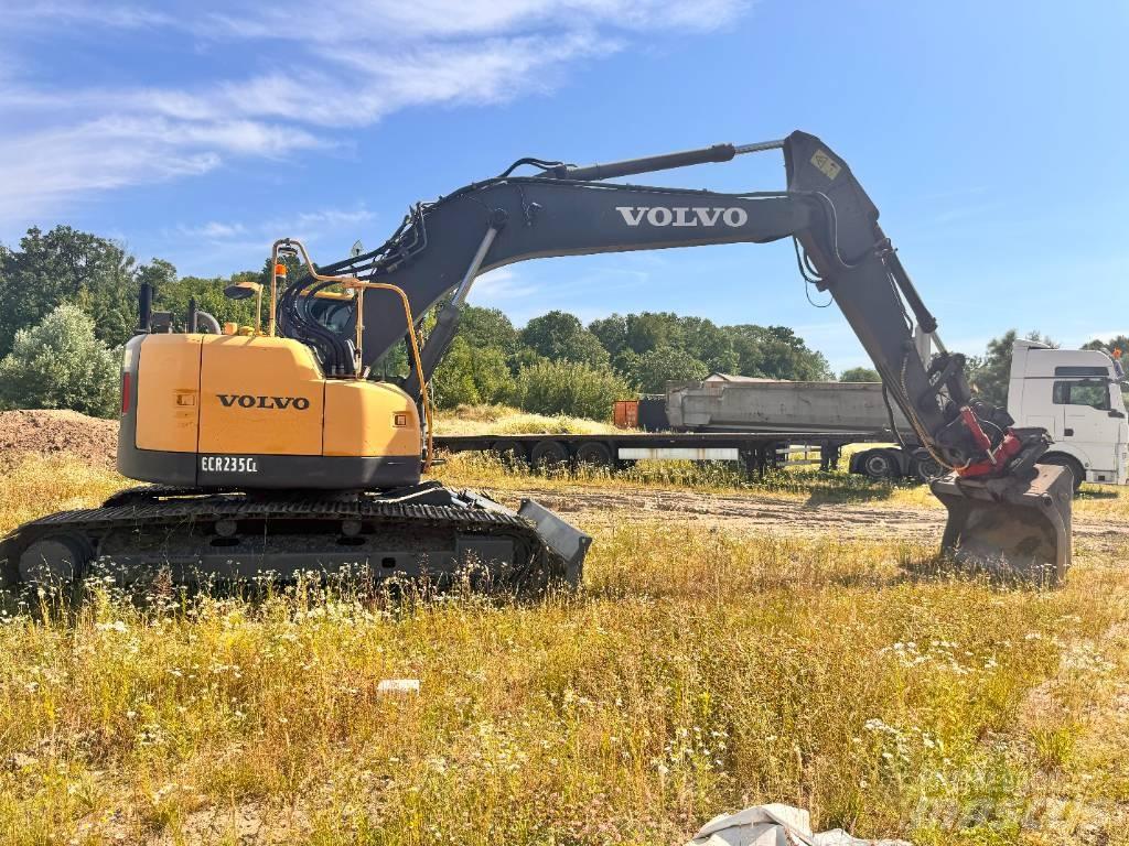 Volvo ECR 235 C L حفارات زحافة