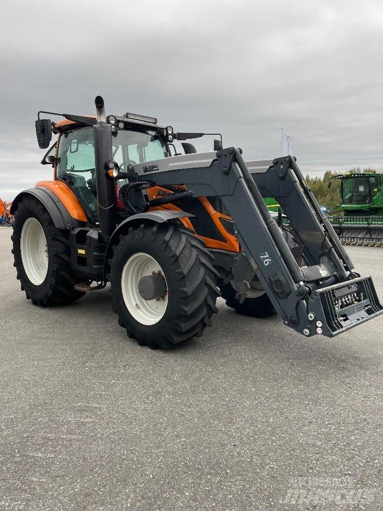 Valtra T 174 الجرارات