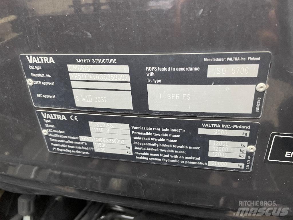 Valtra T174 الجرارات