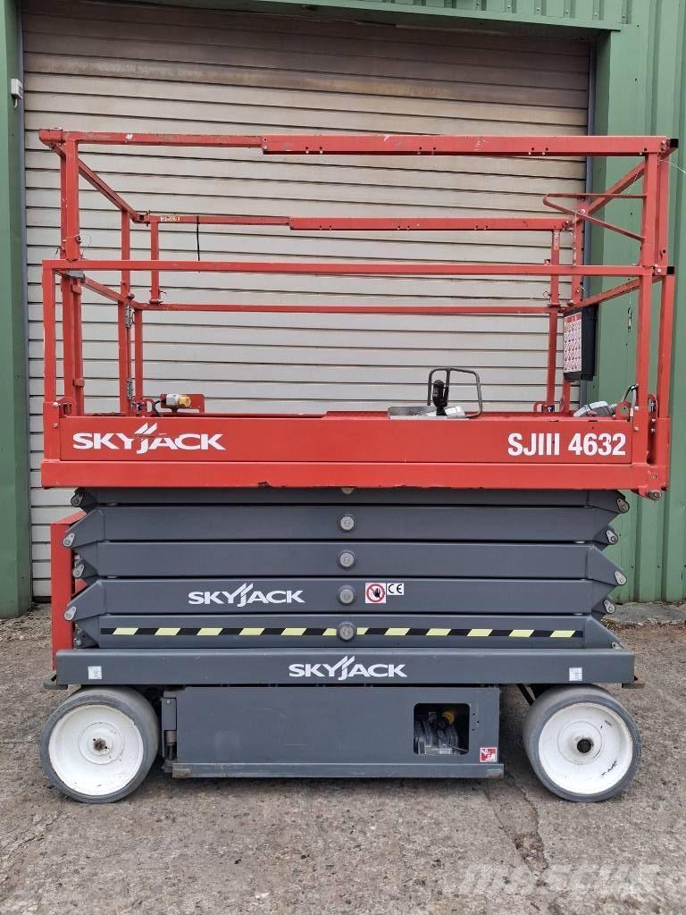 SkyJack SJ III 4632 رافعات مقصية الشكل