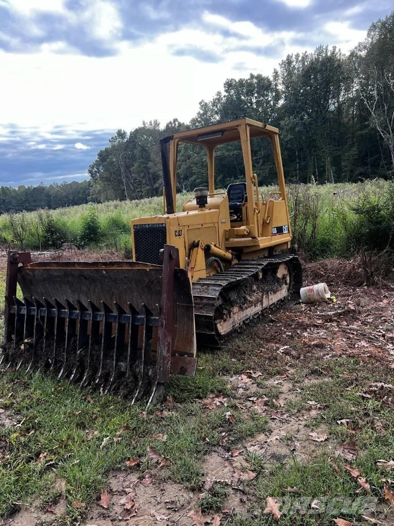 CAT D 3 B بلدوزرات مجنزرة