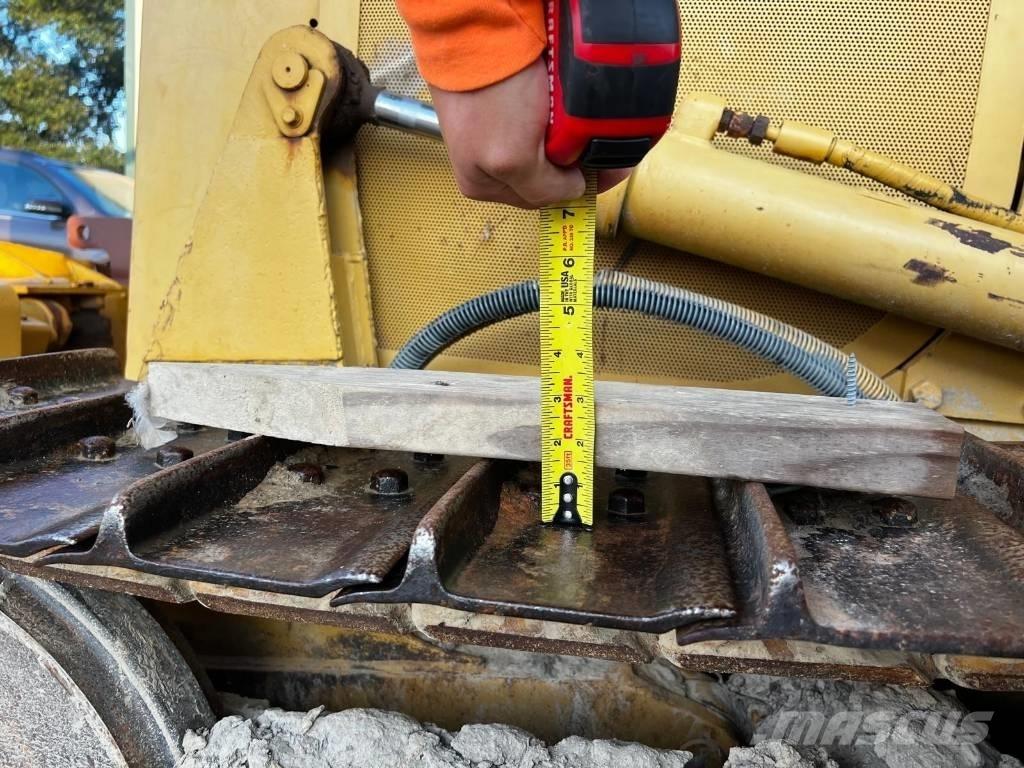 CAT D 3 B بلدوزرات مجنزرة