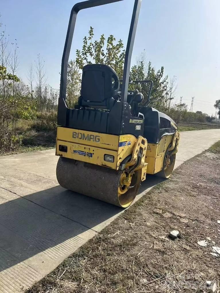 Bomag BW 100 AD مداحل ثنائية الاسطوانة