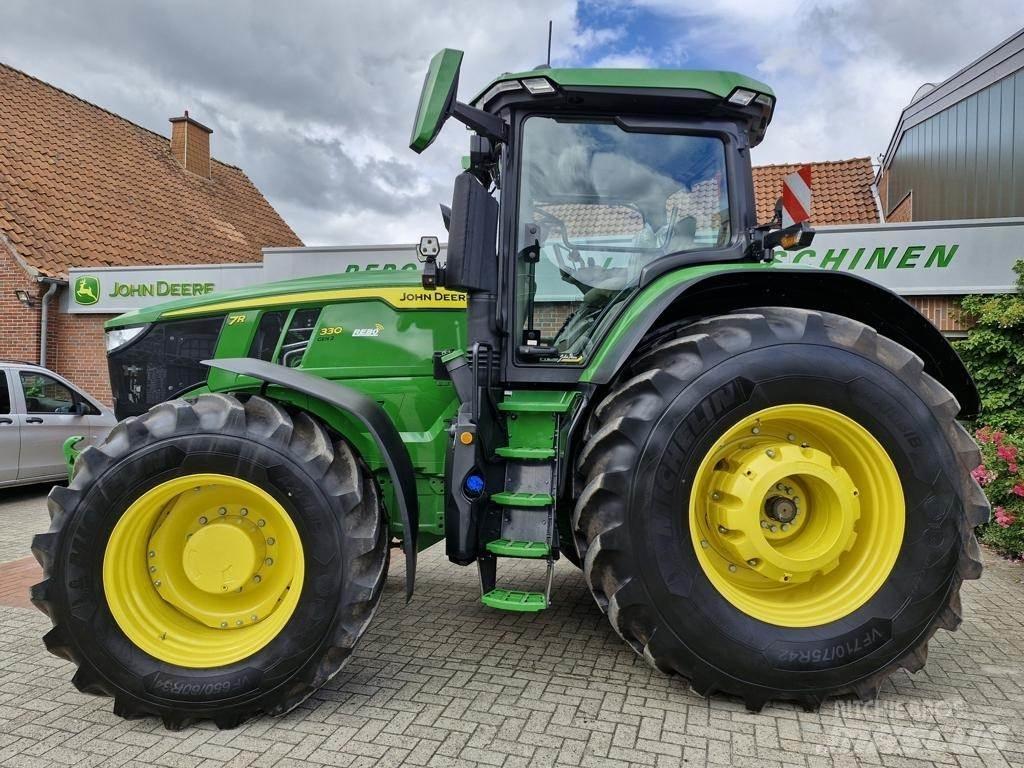 John Deere 7R330 الجرارات