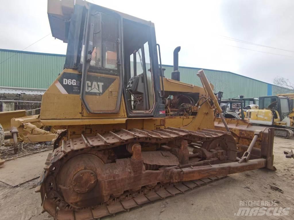 CAT D 6 G بلدوزرات مجنزرة