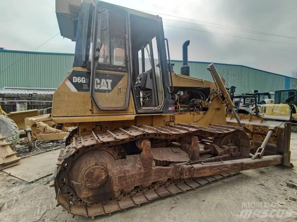 CAT D 6 G بلدوزرات مجنزرة