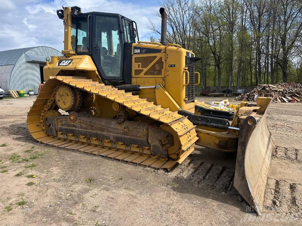 CAT D 6 N بلدوزرات مجنزرة