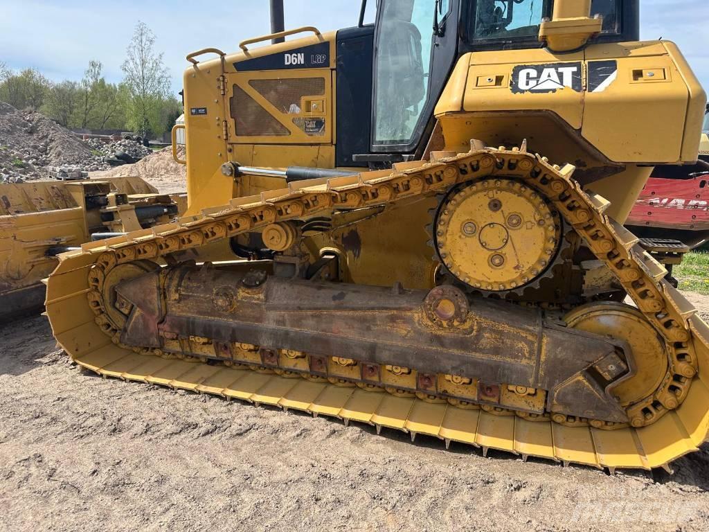 CAT D 6 N بلدوزرات مجنزرة