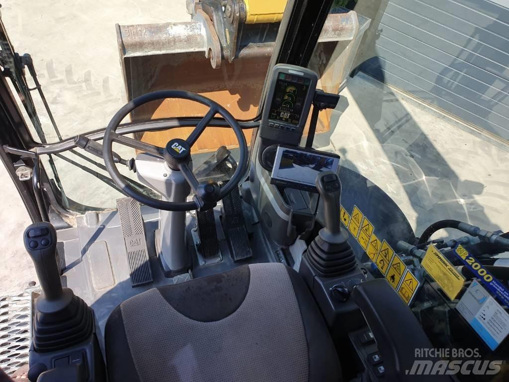 CAT M 313 D حفارات بعجل