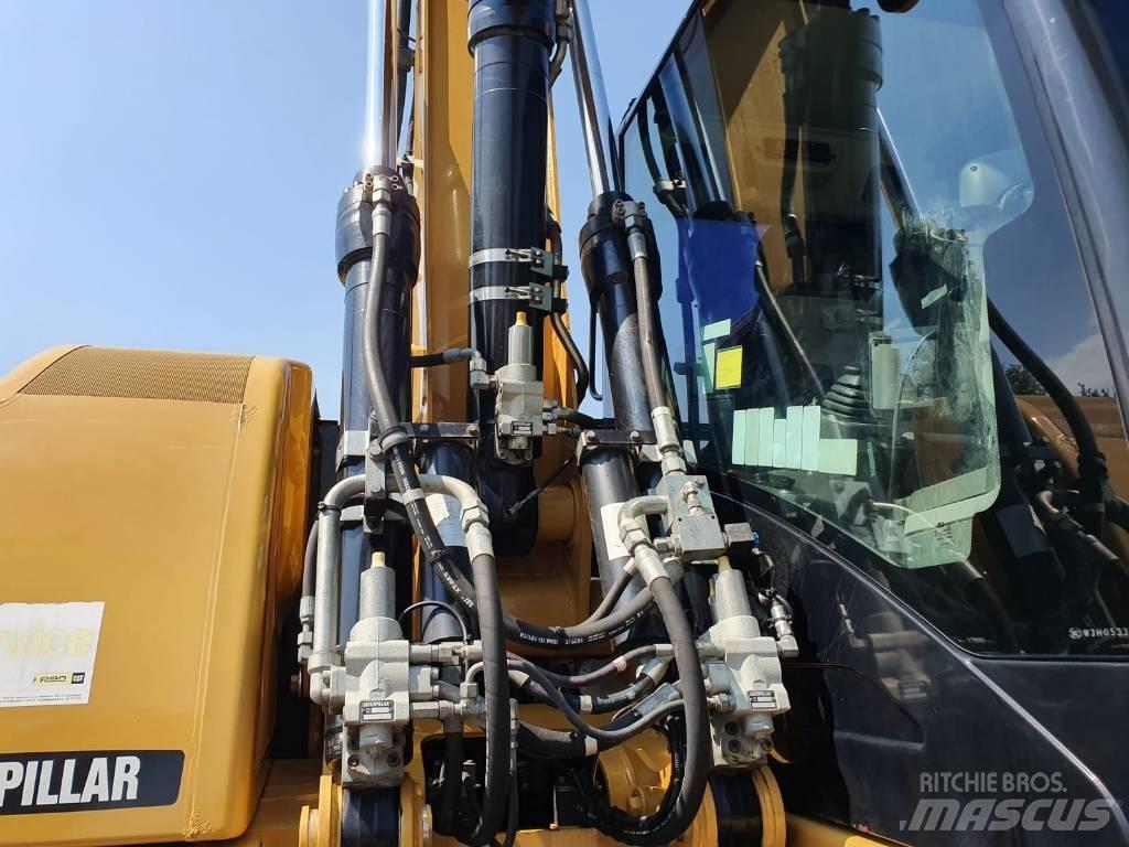 CAT M 313 D حفارات بعجل