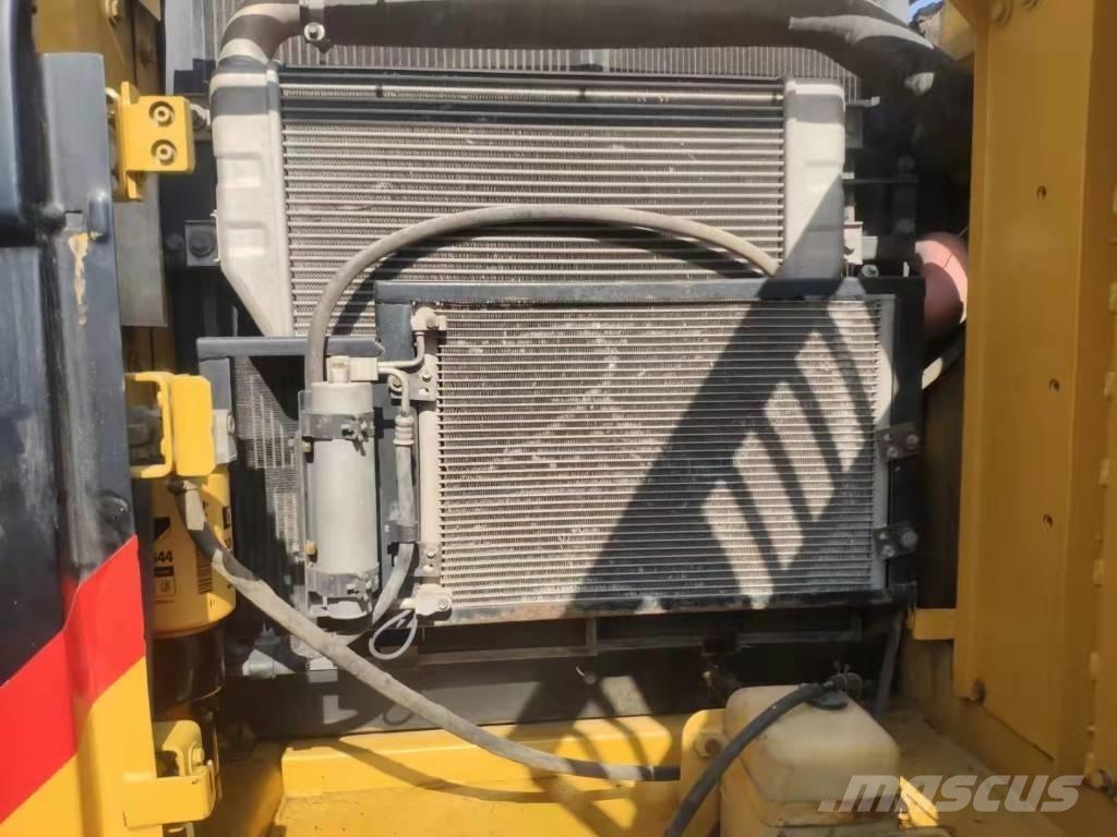 CAT 320 B حفارات زحافة