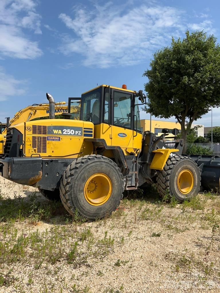 Komatsu WA 250 PZ-6 لوادر بعجل
