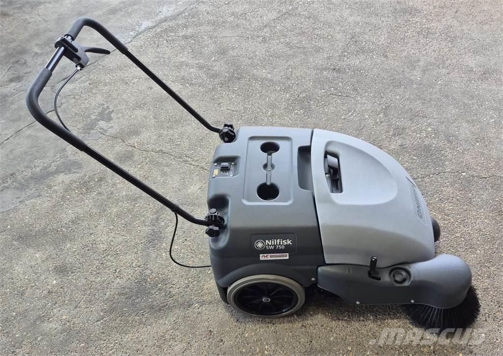 Nilfisk SW 750 كناسات