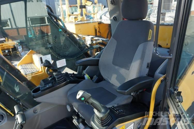 Volvo EC 250 D N L حفارات زحافة