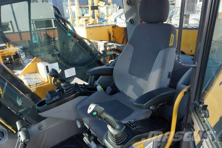 Volvo EC 250 E NL حفارات زحافة