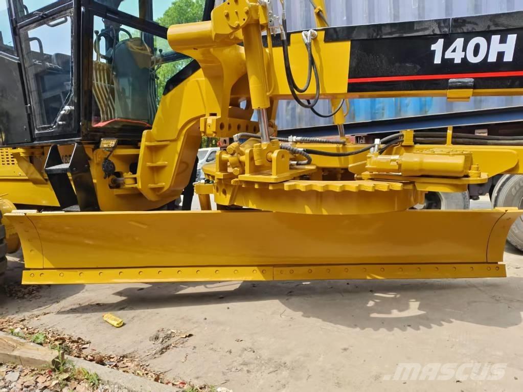 CAT 120 H معدات تمهيد الطرق