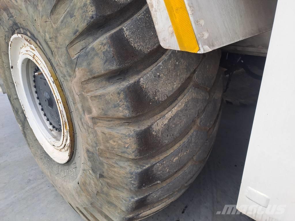 Grove RT890E رافعات الطرق الوعرة