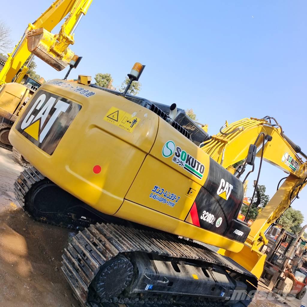CAT 320D2 حفارات زحافة