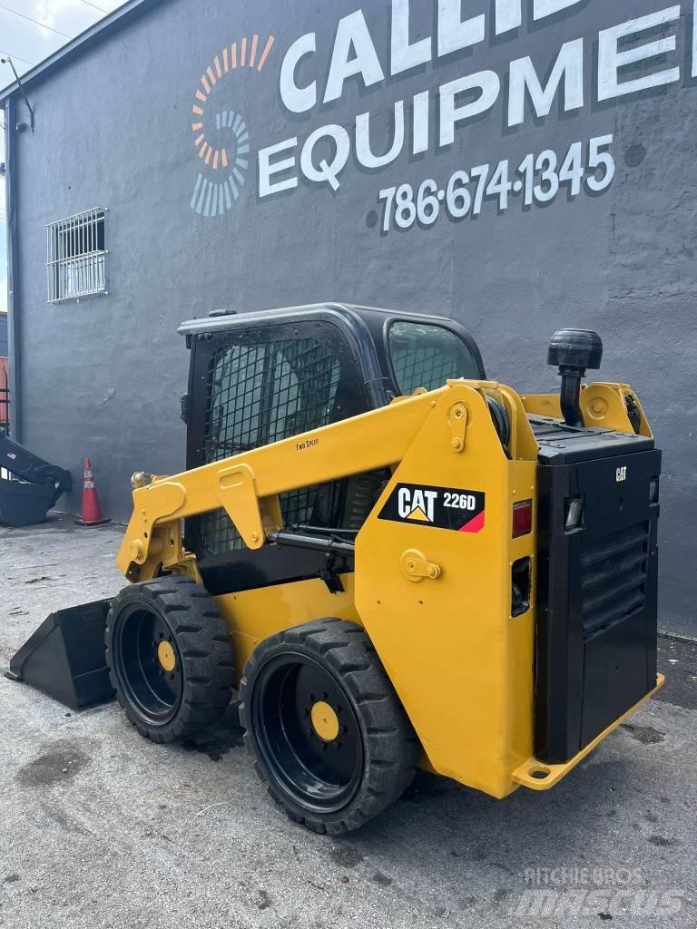 CAT 226 D لوادر انزلاقية التوجيه