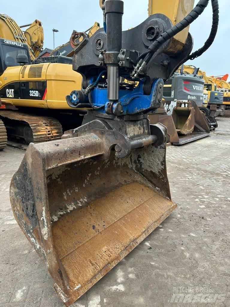CAT M 318 F حفارات بعجل