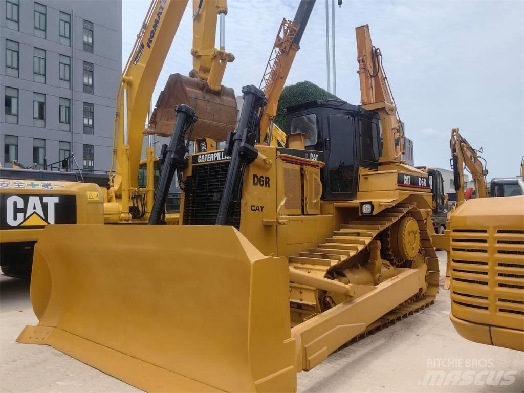 CAT D 6 R بلدوزرات مجنزرة