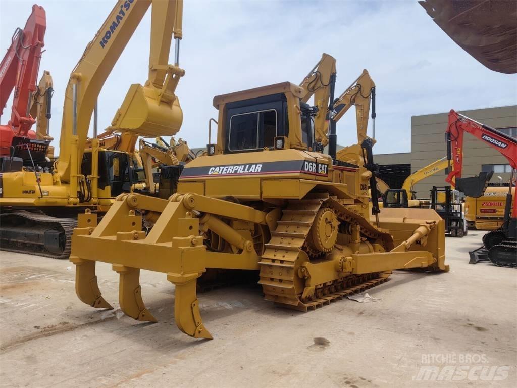 CAT D 6 R بلدوزرات مجنزرة