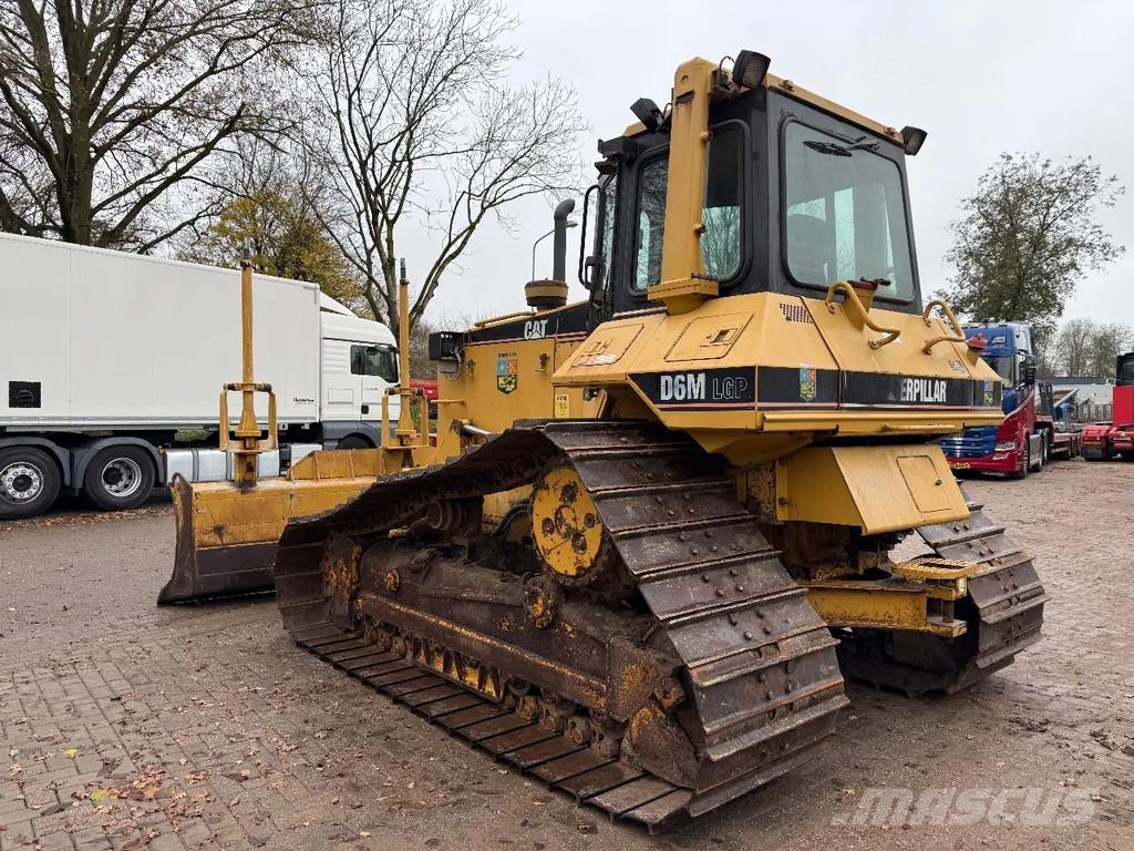 CAT D6M بلدوزرات مجنزرة