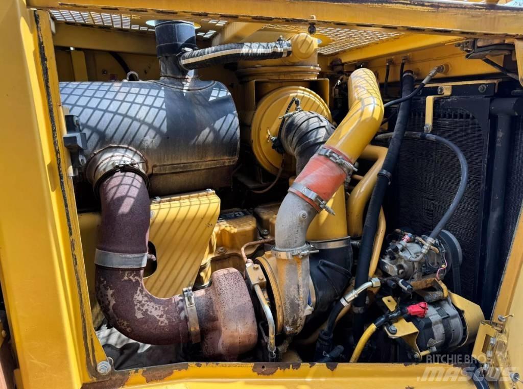 CAT D 8 T بلدوزرات مجنزرة