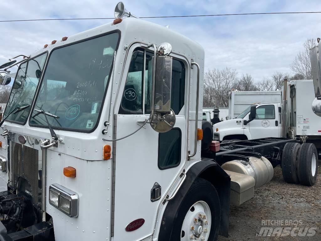 Peterbilt 320 شاحنات بمقصورة وهيكل