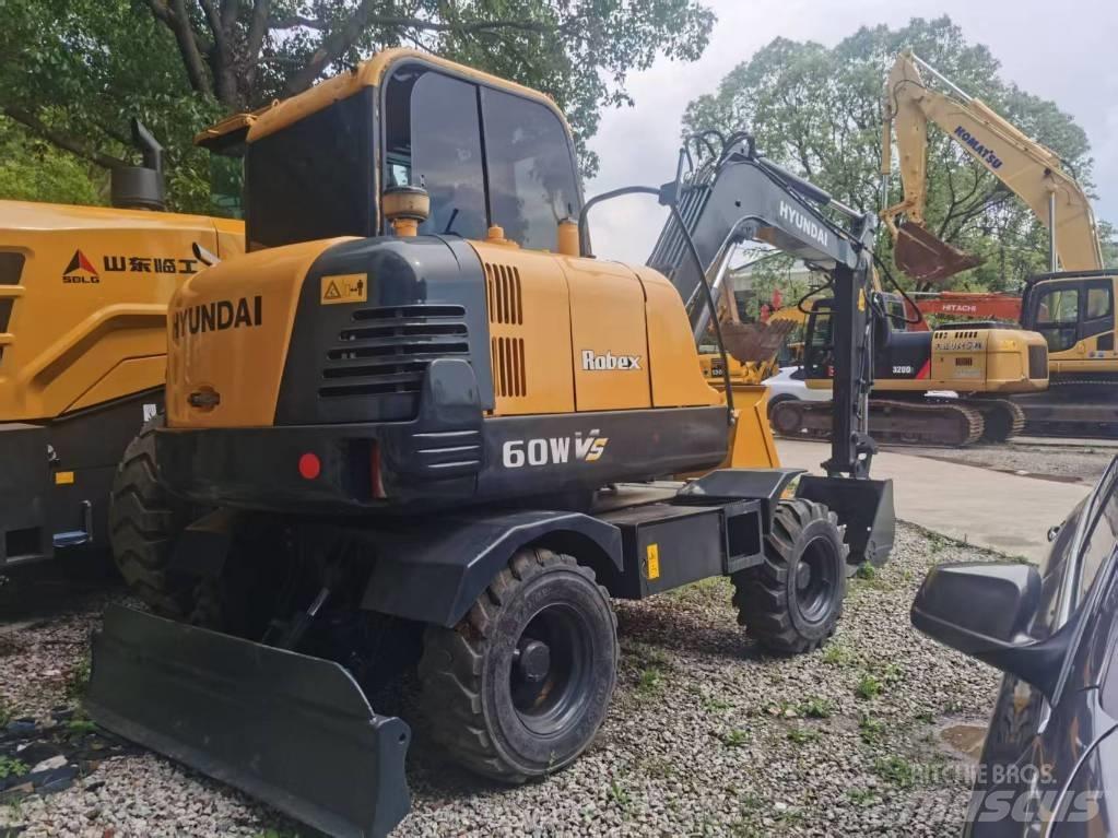 Hyundai r60w حفارات بعجل