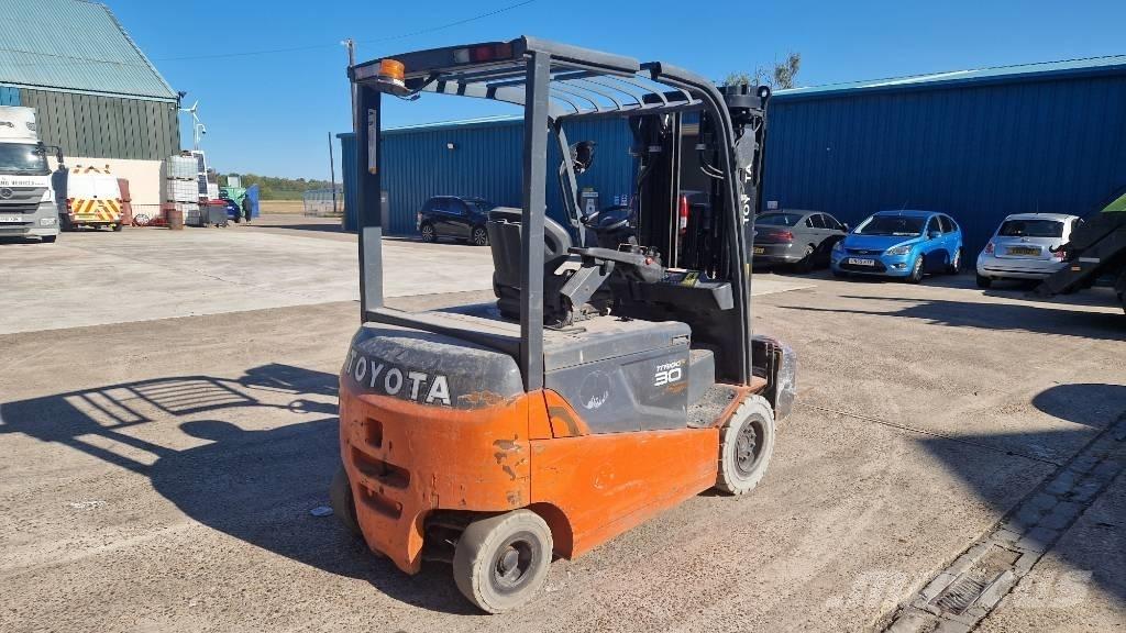 Toyota 8 FBMT 30 شاحنات ذات رافعات شوكية تعمل بالكهرباء