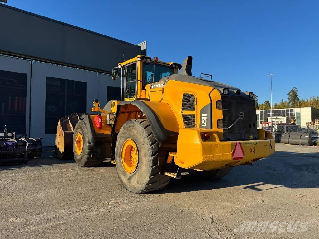 Volvo l 250 H لوادر بعجل
