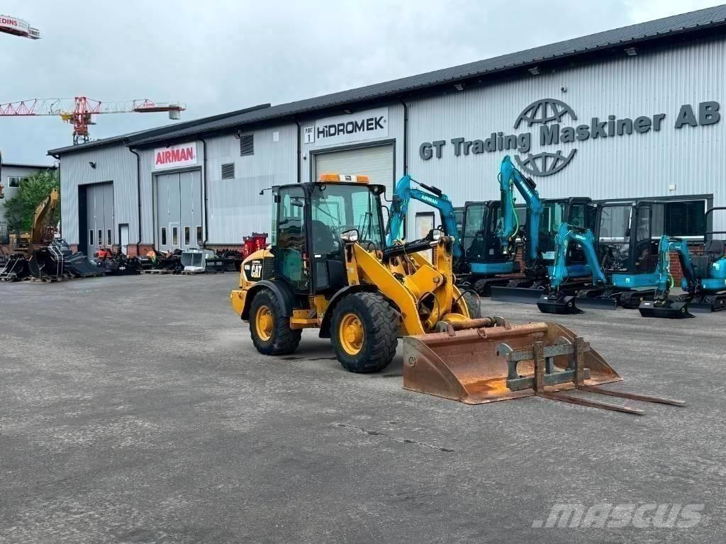 CAT 906 H 2 لوادر بعجل