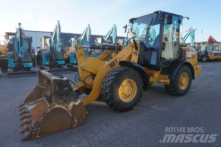 CAT 906 M لوادر بعجل