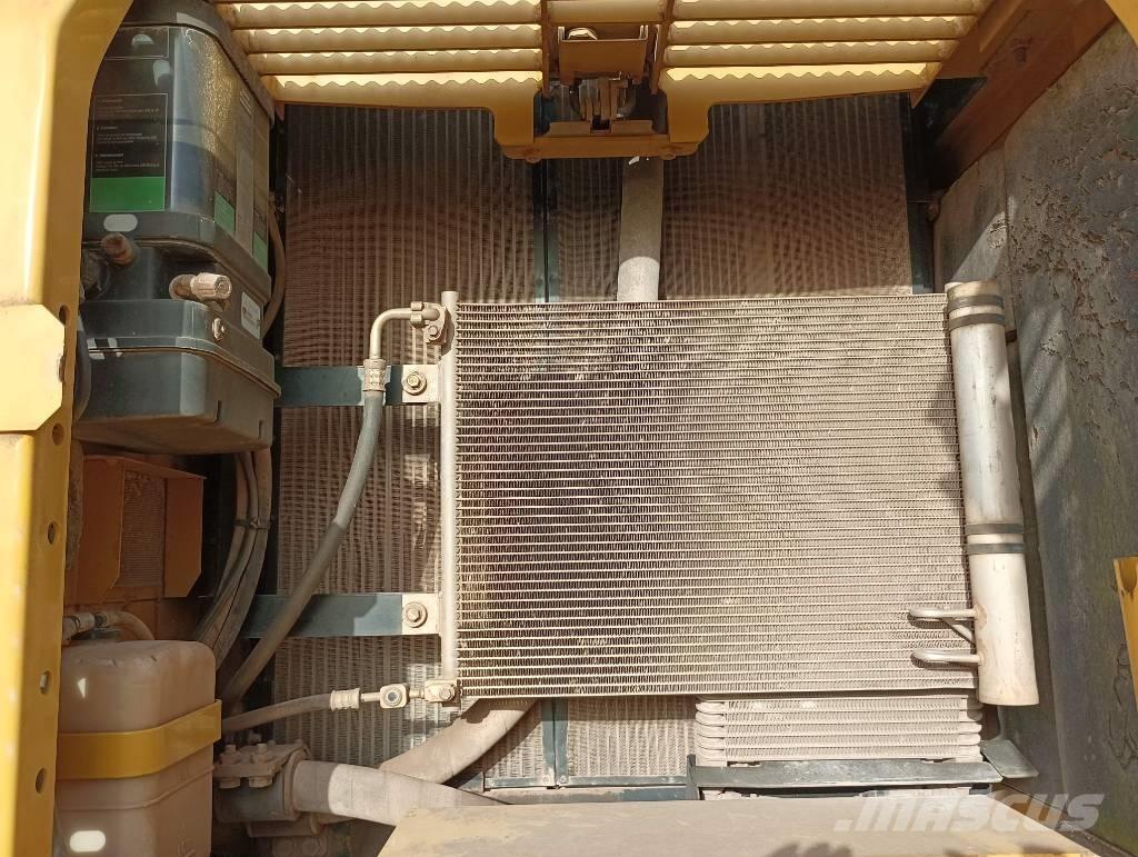 Komatsu PC 210 LC-8 حفارات زحافة