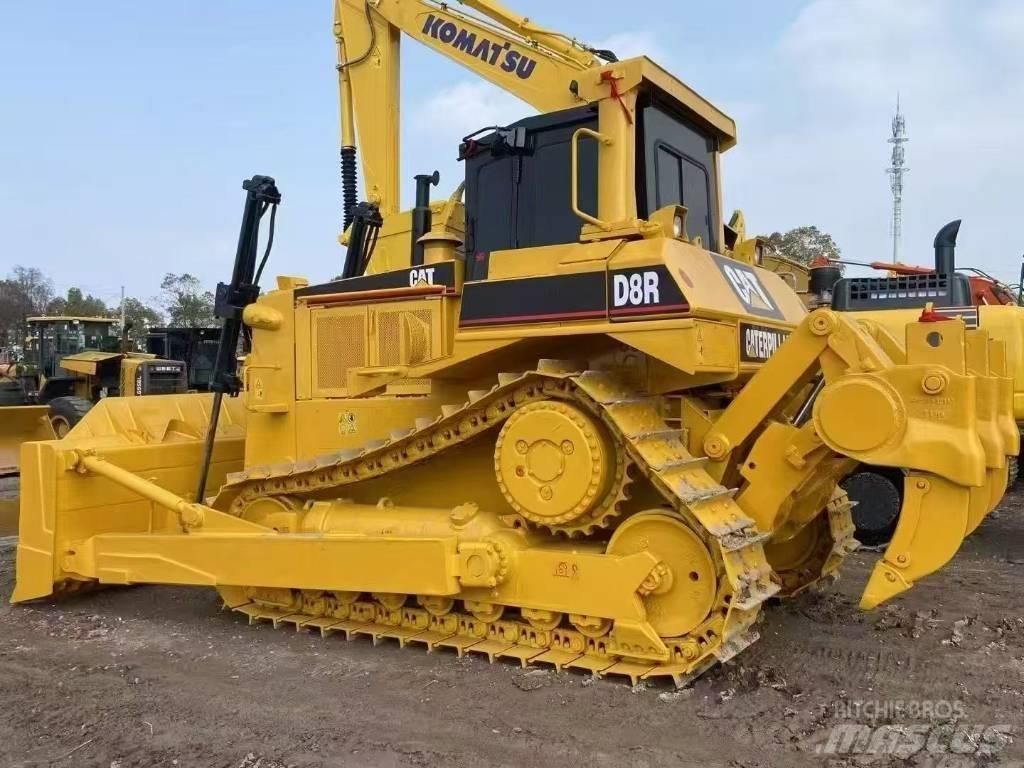 CAT D 8 R بلدوزرات مجنزرة