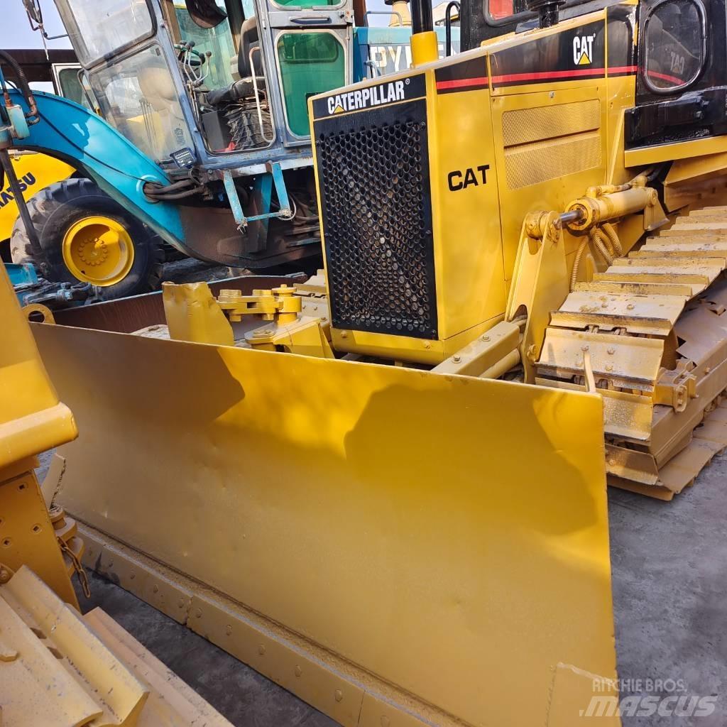 CAT D 4 C بلدوزرات مجنزرة