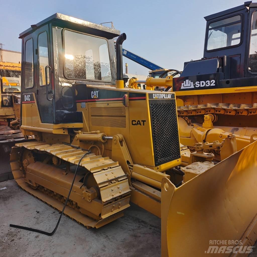 CAT D 4 C بلدوزرات مجنزرة