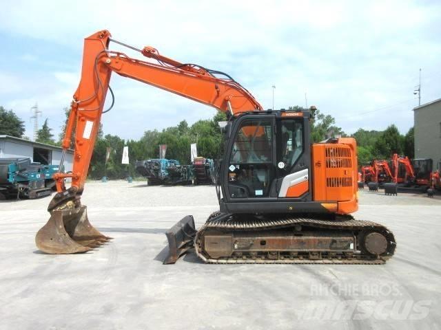 Hitachi ZX 135 US-7 حفارات زحافة