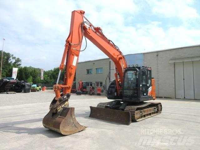 Hitachi ZX 135 US-7 حفارات زحافة