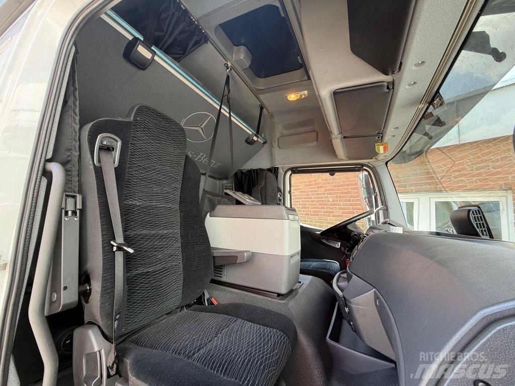 Mercedes-Benz 1530L شاحنات بغطاء جانبي