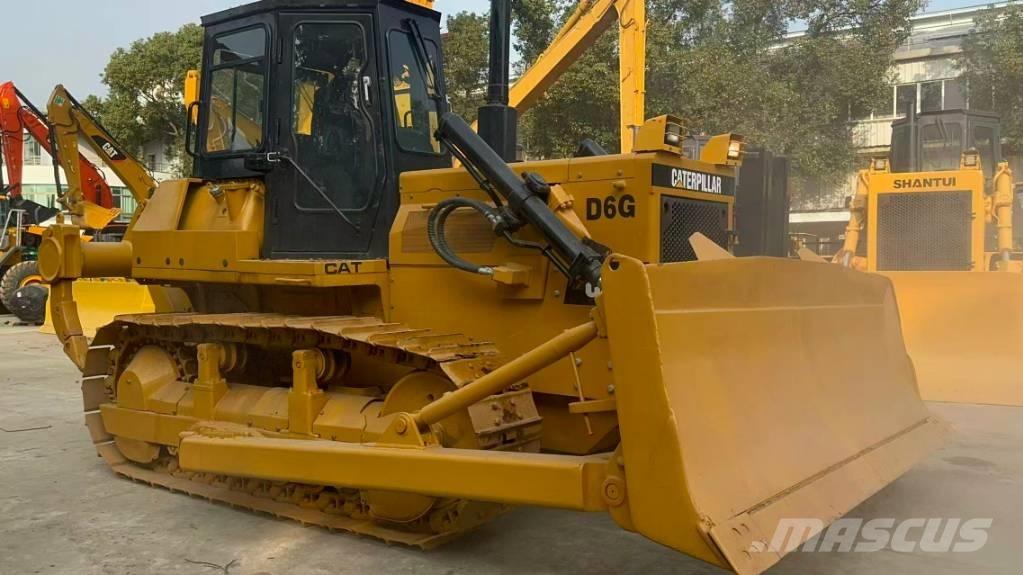 CAT D 6 G بلدوزرات مجنزرة