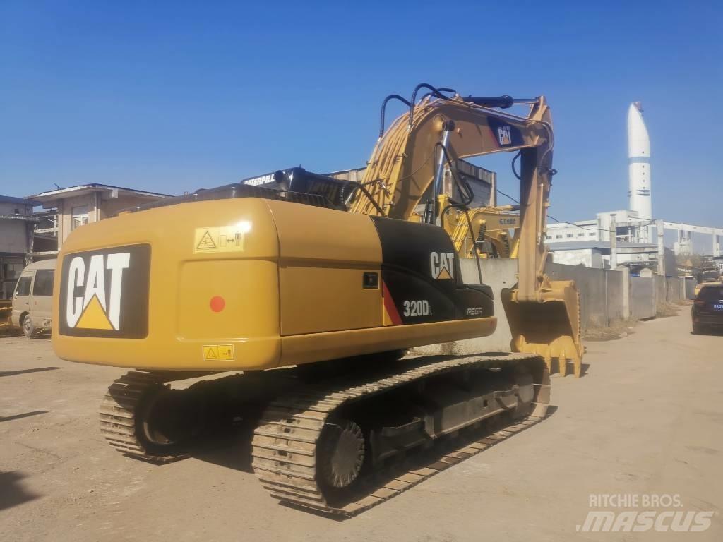 CAT 320 D حفارات زحافة
