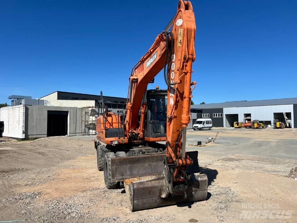 Doosan DX 140 W حفارات بعجل