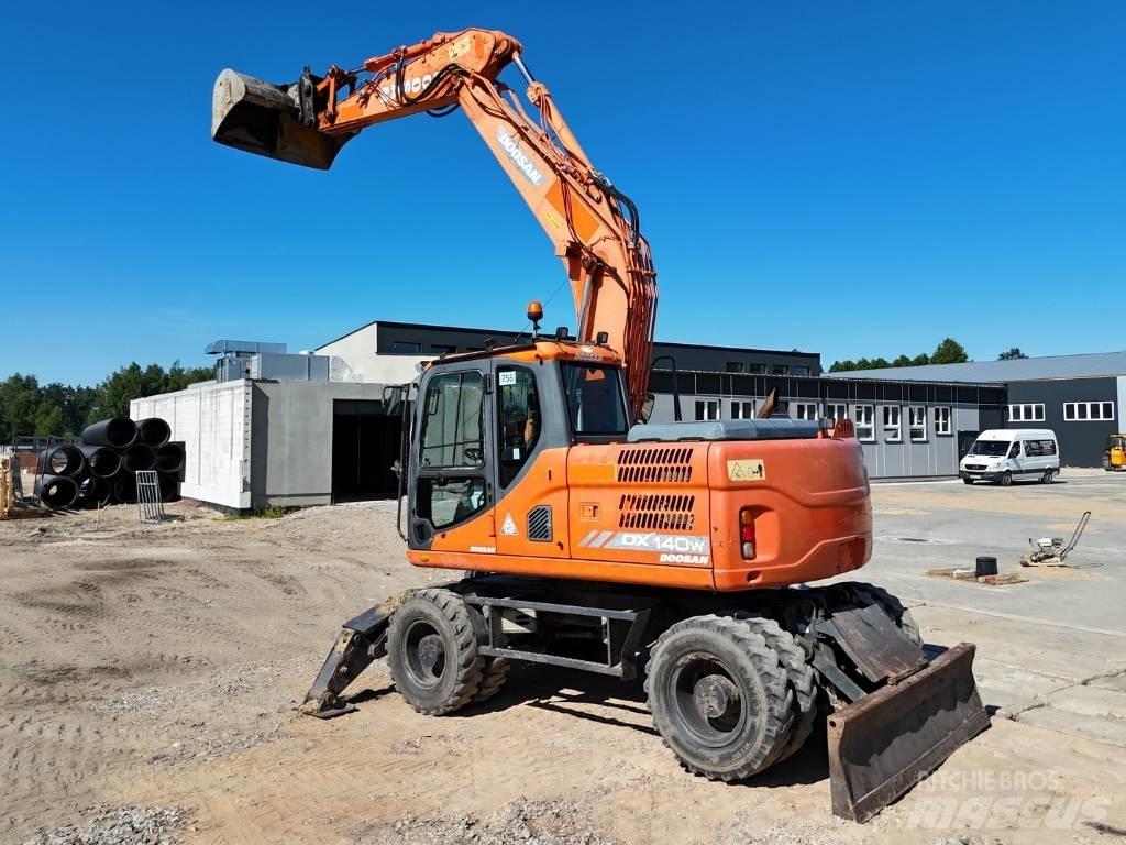 Doosan DX 140 W حفارات بعجل