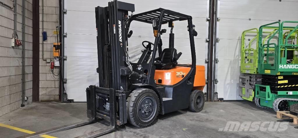 Doosan D 30 GP شاحنات الديزل