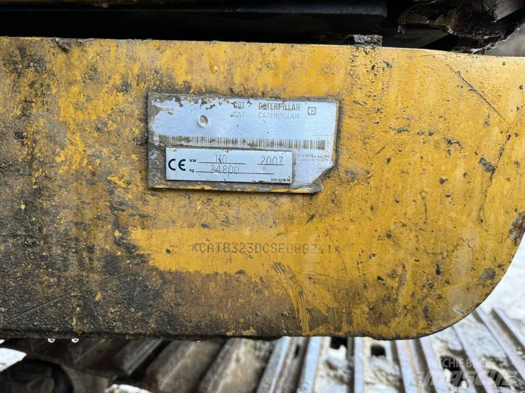 CAT 323 D حفارات زحافة