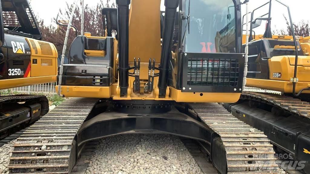 CAT 324 حفارات زحافة