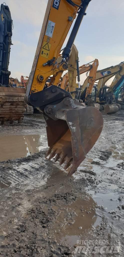 JCB JS 220 LC حفارات زحافة