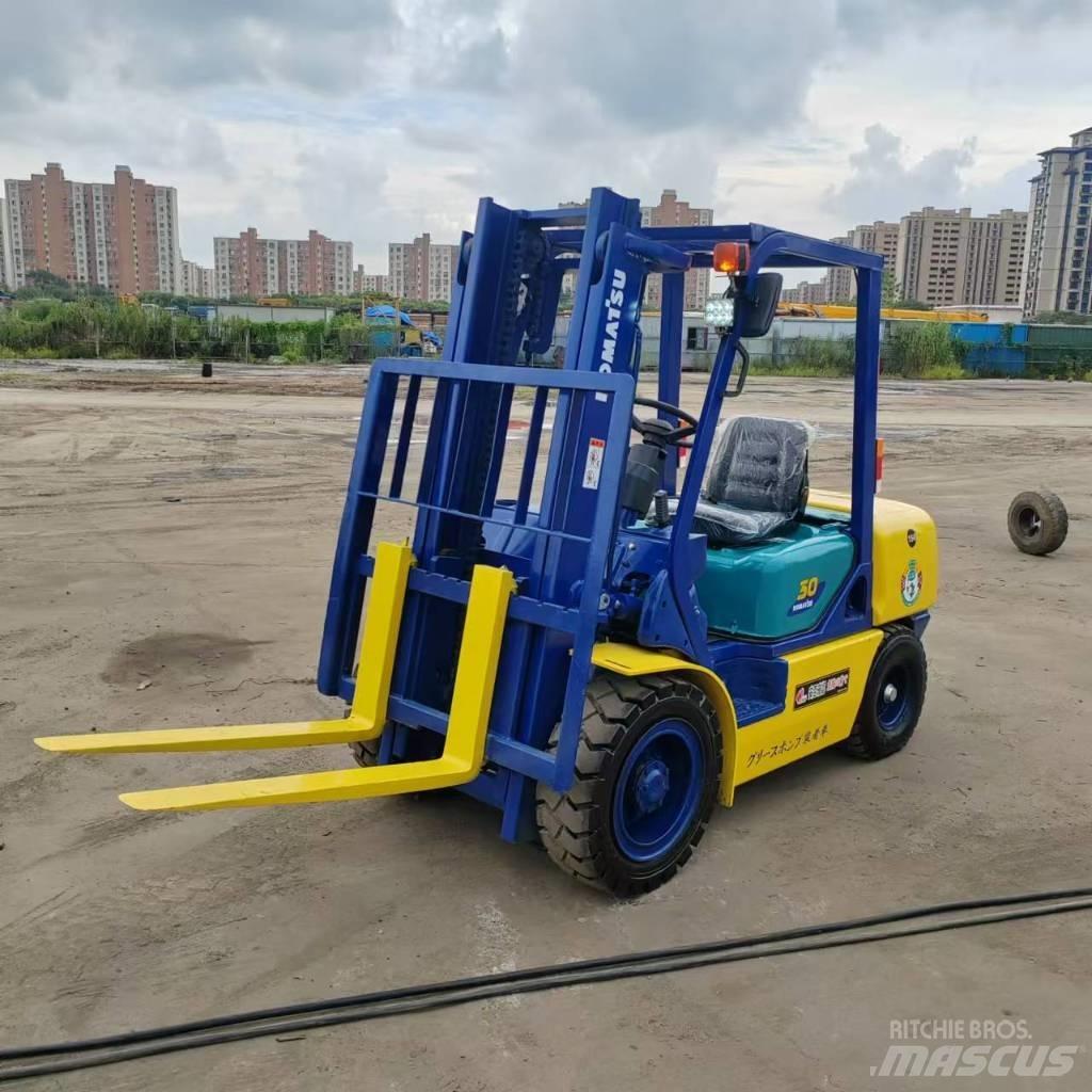 Komatsu FD 30 T-17 شاحنات الديزل